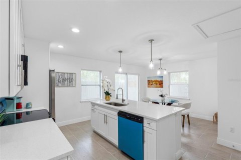 House in Tampa, Florida 3 bedrooms, 139.35 sq.m. № 2225357 - photo 25