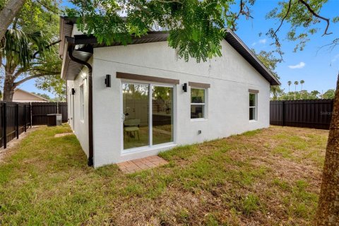 House in Tampa, Florida 3 bedrooms, 139.35 sq.m. № 2225357 - photo 9