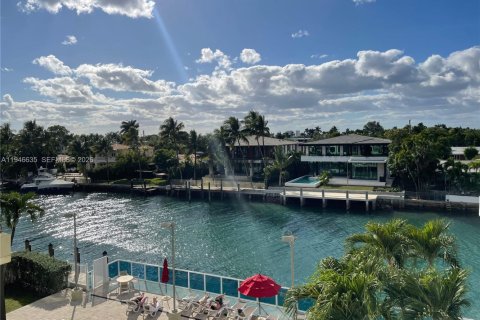 Купить кондоминиум в Бей-Харбор-Айлендс, Флорида 2 спальни, 97.55м2, № 2005033 - фото 24