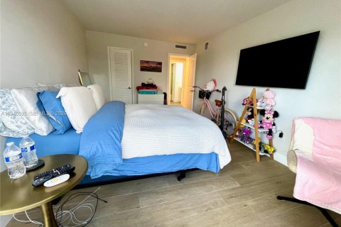 Купить кондоминиум в Бей-Харбор-Айлендс, Флорида 2 спальни, 97.55м2, № 2005033 - фото 16