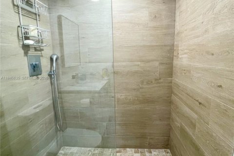 Купить кондоминиум в Бей-Харбор-Айлендс, Флорида 2 спальни, 97.55м2, № 2005033 - фото 13