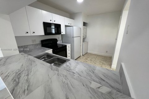 Condo in Lauderhill, Florida, 2 bedrooms  № 2278398 - photo 2