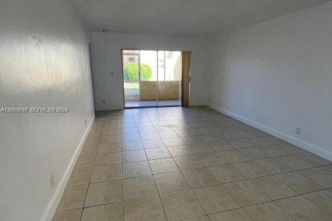 Condo in Lauderhill, Florida, 2 bedrooms  № 2278398 - photo 4