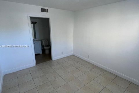 Condo in Lauderhill, Florida, 2 bedrooms  № 2278398 - photo 9