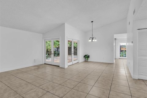 Villa ou maison à vendre à Miami, Floride: 3 chambres, 164.62 m2 № 2415117 - photo 8