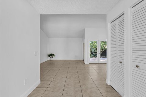 Villa ou maison à vendre à Miami, Floride: 3 chambres, 164.62 m2 № 2415117 - photo 6
