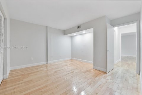 Copropriété à louer à Miami, Floride: 2 chambres, 137.03 m2 № 1987284 - photo 15