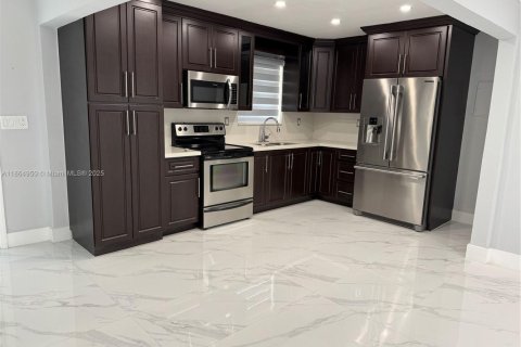 Купить виллу или дом в Майами, Флорида 3 спальни, 102.66м2, № 1958298 - фото 6