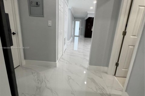 Купить виллу или дом в Майами, Флорида 3 спальни, 102.66м2, № 1958298 - фото 13