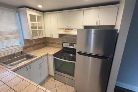 Снять в аренду кондоминиум в Норт-Майами-Бич, Флорида 1 спальня, 47.1м2, № 1989759 - фото 6