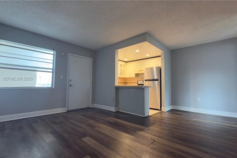 Снять в аренду кондоминиум в Норт-Майами-Бич, Флорида 1 спальня, 47.1м2, № 1989759 - фото 1