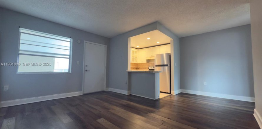 Кондоминиум с 1 спальней в Норт-Майами-Бич, Флорида № 1989759