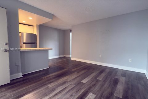 Снять в аренду кондоминиум в Норт-Майами-Бич, Флорида 1 спальня, 47.1м2, № 1989759 - фото 2