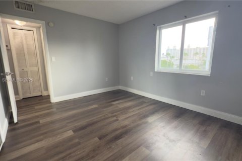 Снять в аренду кондоминиум в Норт-Майами-Бич, Флорида 1 спальня, 47.1м2, № 1989759 - фото 10