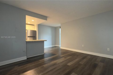 Снять в аренду кондоминиум в Норт-Майами-Бич, Флорида 1 спальня, 47.1м2, № 1989759 - фото 3