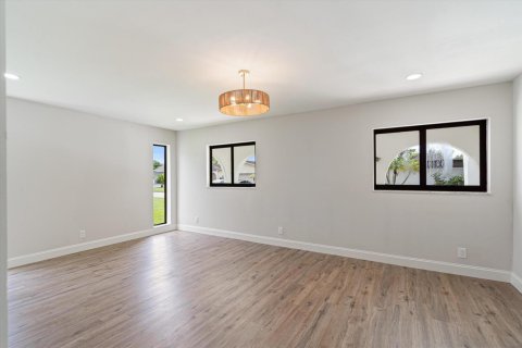House in Tamarac, Florida 4 bedrooms, 261.15 sq.m. № 2431539 - photo 14