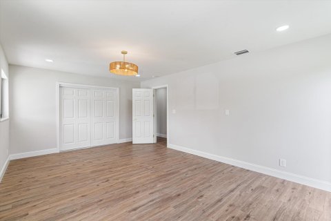 House in Tamarac, Florida 4 bedrooms, 261.15 sq.m. № 2431539 - photo 15