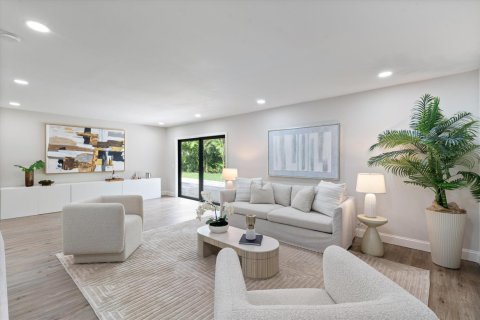 House in Tamarac, Florida 4 bedrooms, 261.15 sq.m. № 2431539 - photo 9