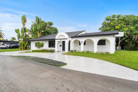 House in Tamarac, Florida 4 bedrooms, 261.15 sq.m. № 2431539 - photo 21