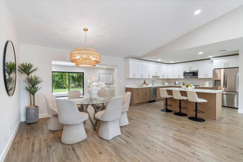House in Tamarac, Florida 4 bedrooms, 261.15 sq.m. № 2431539 - photo 2