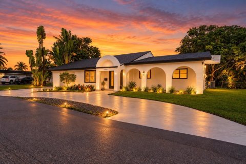House in Tamarac, Florida 4 bedrooms, 261.15 sq.m. № 2431539