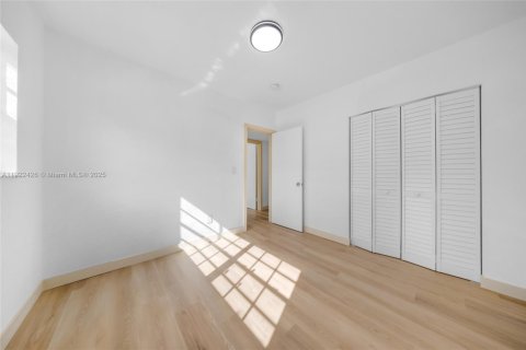 House in Miami Gardens, Florida 4 bedrooms, 230.21 sq.m. № 1976364 - photo 26