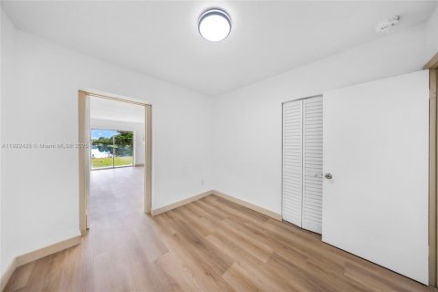 House in Miami Gardens, Florida 4 bedrooms, 230.21 sq.m. № 1976364 - photo 17