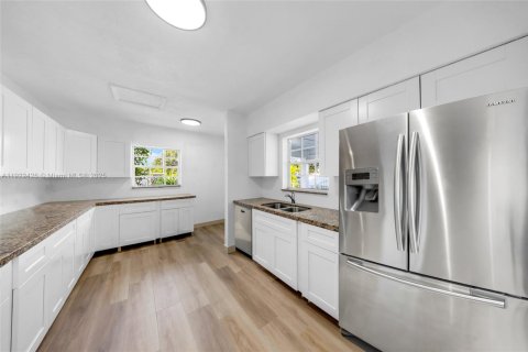 House in Miami Gardens, Florida 4 bedrooms, 230.21 sq.m. № 1976364 - photo 9