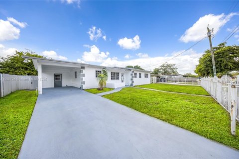 House in Miami Gardens, Florida 4 bedrooms, 230.21 sq.m. № 1976364 - photo 3