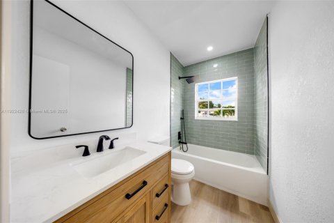 House in Miami Gardens, Florida 4 bedrooms, 230.21 sq.m. № 1976364 - photo 16