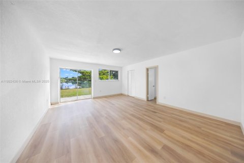 House in Miami Gardens, Florida 4 bedrooms, 230.21 sq.m. № 1976364 - photo 18