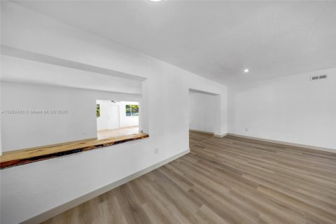 House in Miami Gardens, Florida 4 bedrooms, 230.21 sq.m. № 1976364 - photo 11