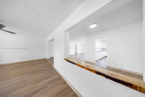 House in Miami Gardens, Florida 4 bedrooms, 230.21 sq.m. № 1976364 - photo 27