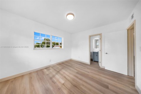 House in Miami Gardens, Florida 4 bedrooms, 230.21 sq.m. № 1976364 - photo 21