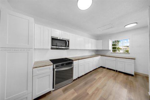 House in Miami Gardens, Florida 4 bedrooms, 230.21 sq.m. № 1976364 - photo 8