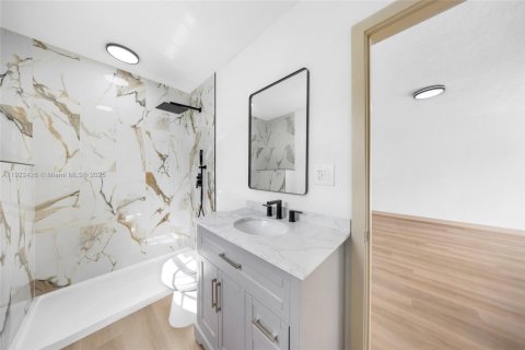 House in Miami Gardens, Florida 4 bedrooms, 230.21 sq.m. № 1976364 - photo 20