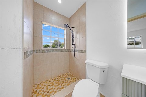 House in Miami Gardens, Florida 4 bedrooms, 230.21 sq.m. № 1976364 - photo 24