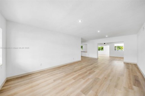 House in Miami Gardens, Florida 4 bedrooms, 230.21 sq.m. № 1976364 - photo 15