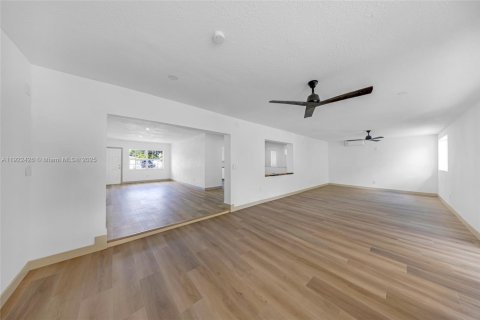 House in Miami Gardens, Florida 4 bedrooms, 230.21 sq.m. № 1976364 - photo 29