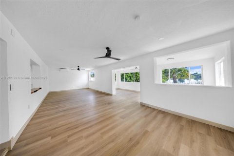 House in Miami Gardens, Florida 4 bedrooms, 230.21 sq.m. № 1976364 - photo 28