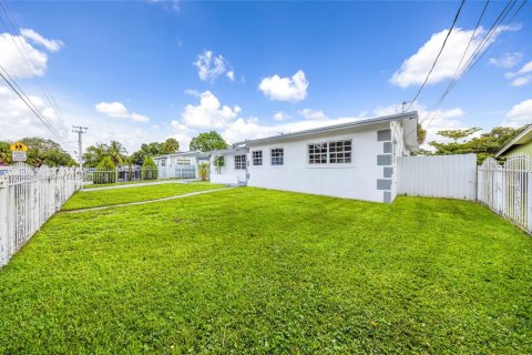 House in Miami Gardens, Florida 4 bedrooms, 230.21 sq.m. № 1976364 - photo 2