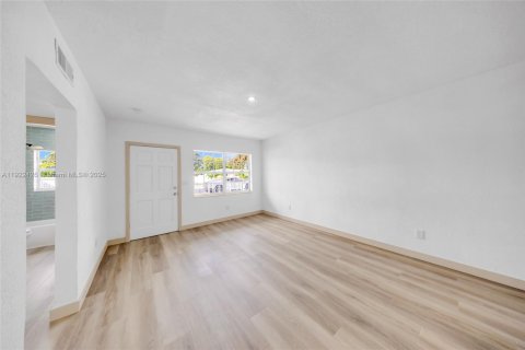 House in Miami Gardens, Florida 4 bedrooms, 230.21 sq.m. № 1976364 - photo 12