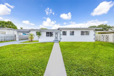 House in Miami Gardens, Florida 4 bedrooms, 230.21 sq.m. № 1976364 - photo 1
