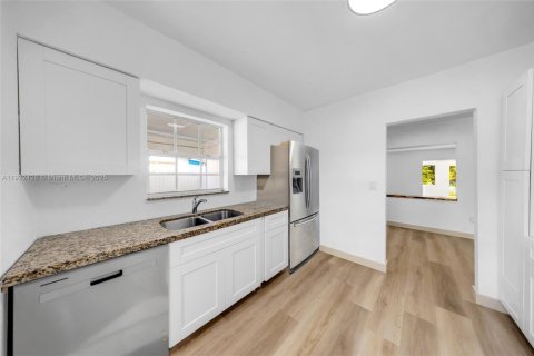 House in Miami Gardens, Florida 4 bedrooms, 230.21 sq.m. № 1976364 - photo 7