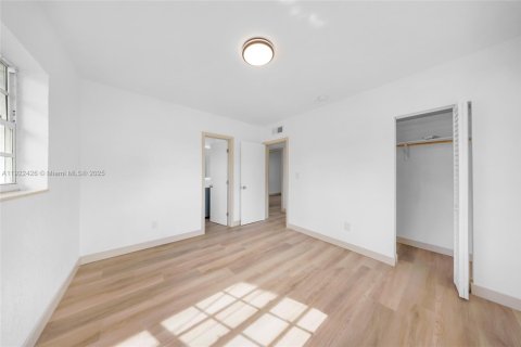 House in Miami Gardens, Florida 4 bedrooms, 230.21 sq.m. № 1976364 - photo 22