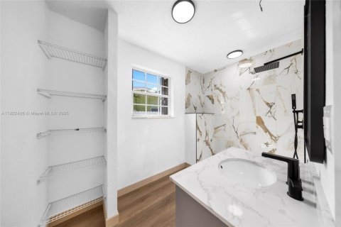 House in Miami Gardens, Florida 4 bedrooms, 230.21 sq.m. № 1976364 - photo 19