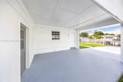 House in Miami Gardens, Florida 4 bedrooms, 230.21 sq.m. № 1976364 - photo 4