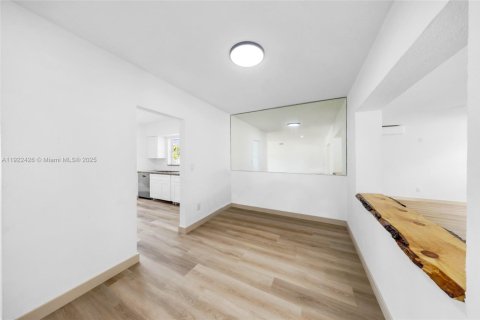 House in Miami Gardens, Florida 4 bedrooms, 230.21 sq.m. № 1976364 - photo 10