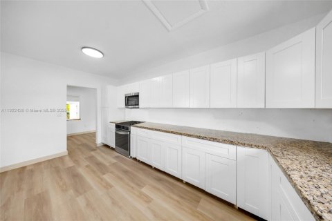 House in Miami Gardens, Florida 4 bedrooms, 230.21 sq.m. № 1976364 - photo 6