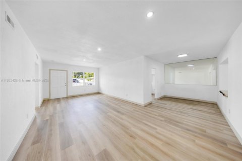 House in Miami Gardens, Florida 4 bedrooms, 230.21 sq.m. № 1976364 - photo 13